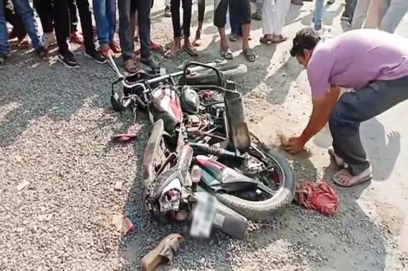 सड़क हादसा : डंपर के नीचे आया परिवार, बच्चों की मौत