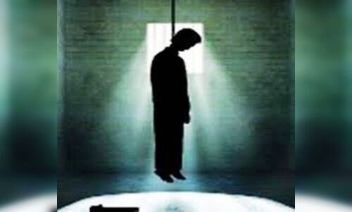 पत्नी को सोता छोड़ पति ने लगाई फांसी, देर रात जागने पर शव फंदे पर लटका मिला