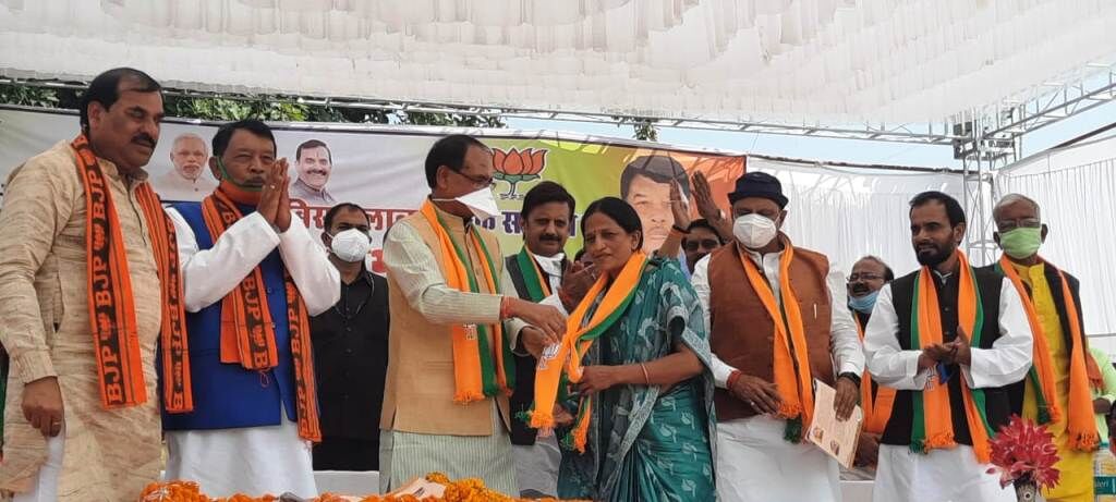 पूर्व विधायक प्रमिला सिंह की हुई घर वापसी, सीएम ने दिलाई सदस्यता