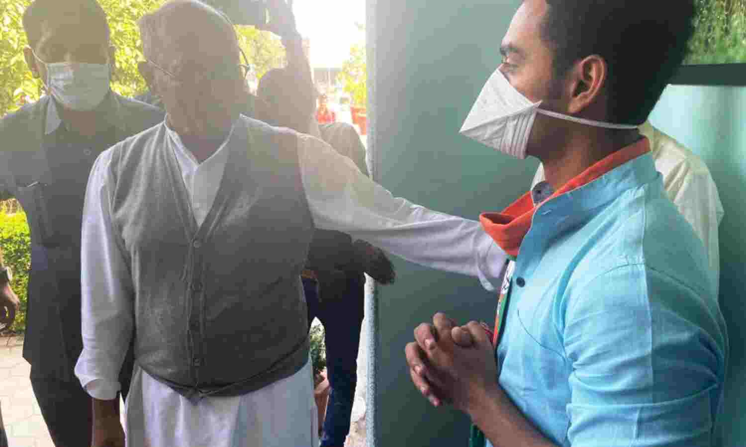 मुख्यमंत्री शिवराज के बेटे कार्तिकेय ने लिया पूर्व सीएम दिग्विजय सिंह से आशीर्वाद