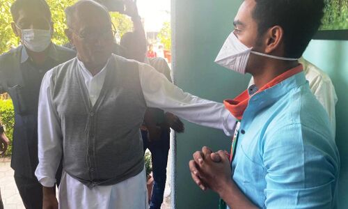 मुख्यमंत्री शिवराज के बेटे कार्तिकेय ने लिया पूर्व सीएम दिग्विजय सिंह से आशीर्वाद