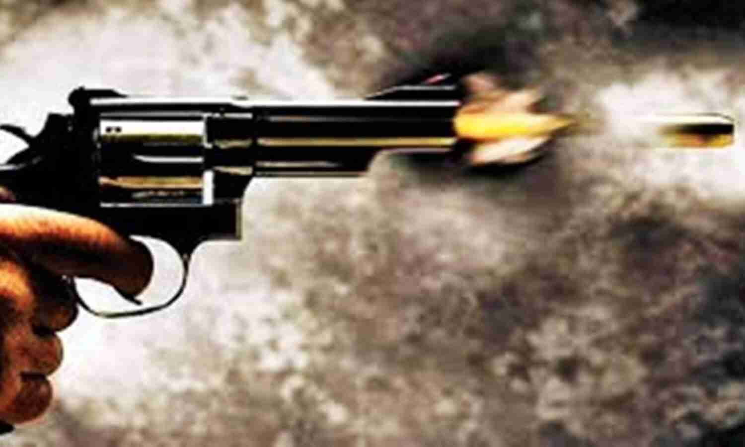 पत्नी विवाद से गुस्साए दामाद ने ससुर पर चलाई गोली, आरोपी एक्टिवा छोड़कर भागा