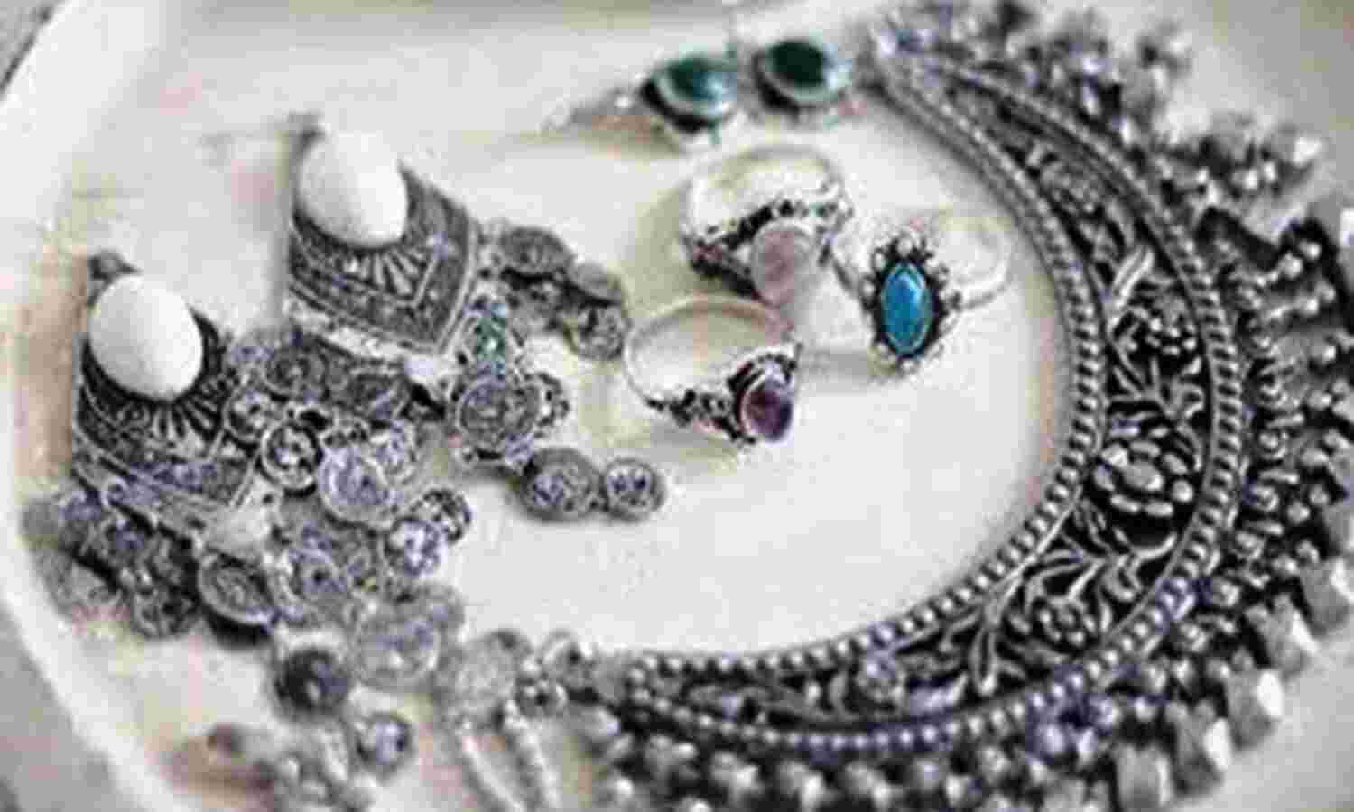 एक वर्ष में चांदी 20 हजार रुपए हुई महंगी, हल्के हुए सिक्के व मूर्तियां एक वर्ष में चांदी 20 हजार रुपए हुई महंगी, हल्के हुए सिक्के व मूर्तियां