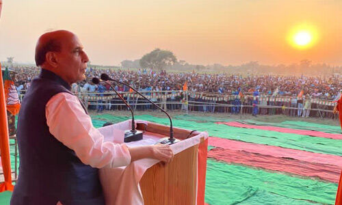 राजनाथ सिंह बोले - तीर चलाइये, लालटेन बुझाइये व कमल खिलाइये