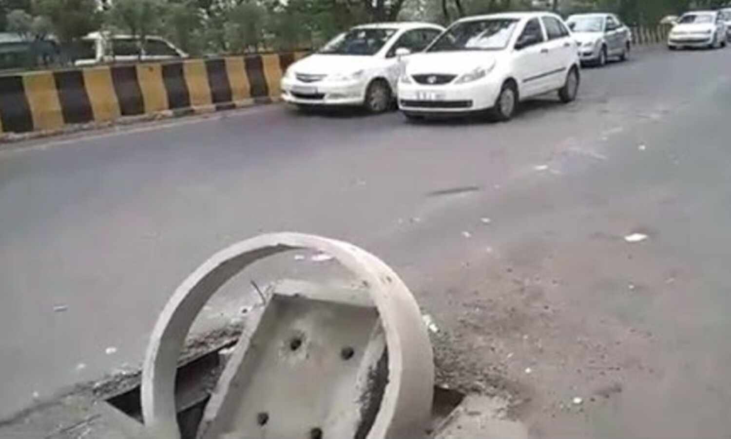 अरे भाई संभलकर चलिए, सड़क पर खुले हैं चेंबर