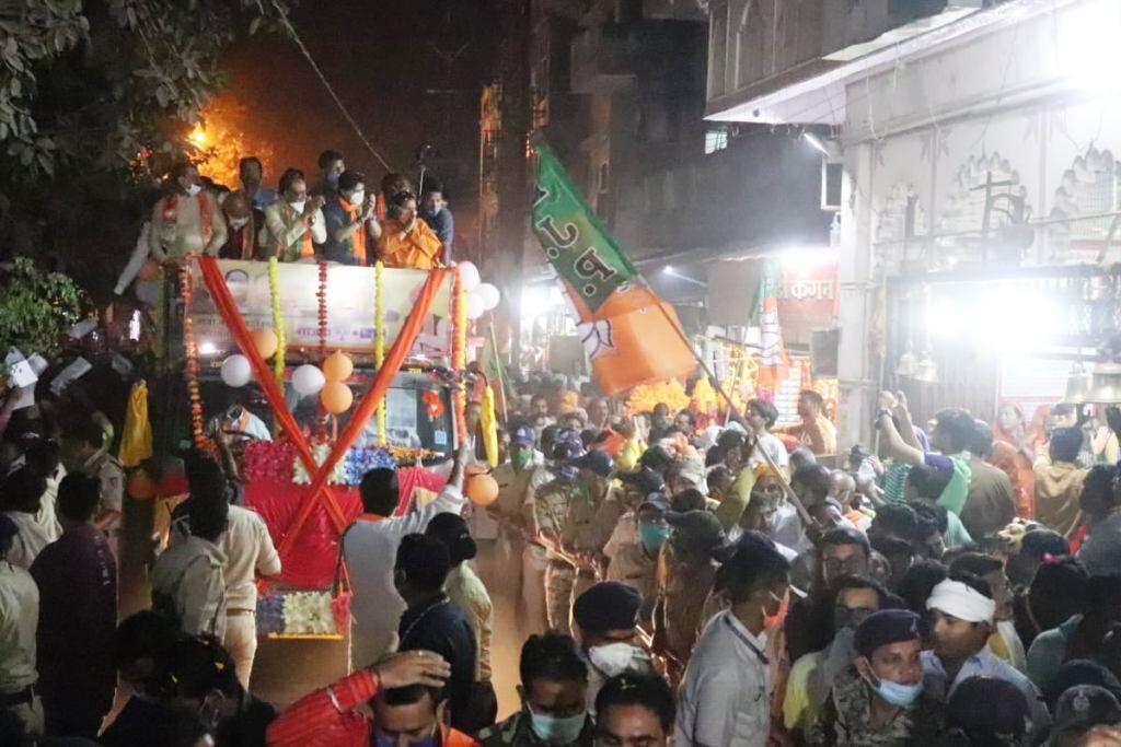 पार्टी नेताओं पर बरसे फूल, रास्ते भर गूंजे भाजपा के समर्थन में नारे