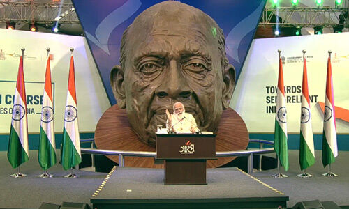 प्रधानमंत्री को बिठाकर पहले नर्मदा में तैरा, फिर हवा में उड़ गया सीप्‍लेन