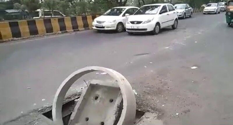 अरे भाई संभलकर चलिए, सड़क पर खुले हैं चेंबर