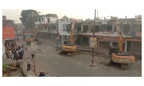 उप्र : मुख्तार अंसारी के गजल होटल पर चला प्रशासन का बुलडोजर