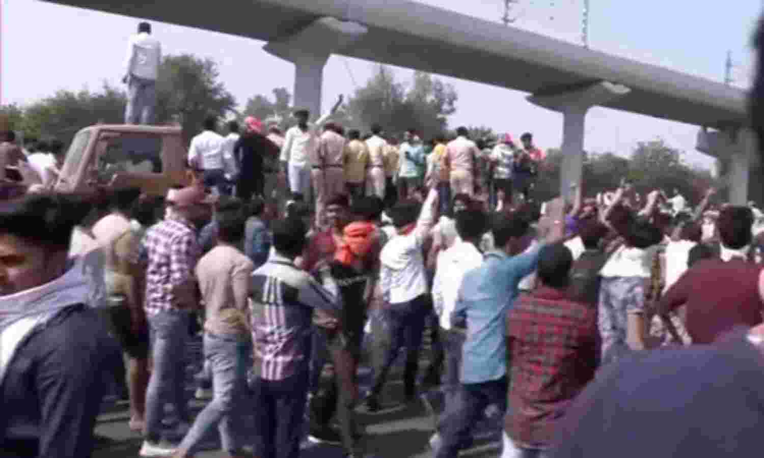 निकिता केस : महापंचायत की व्यवस्था बिगड़ने से भीड़ हुई बेकाबू, पुलिस ने किया लाठीचार्ज