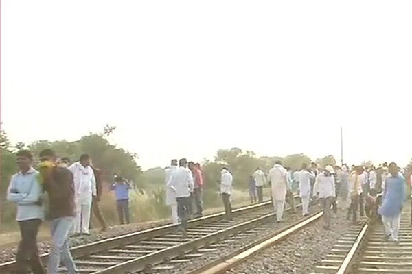 राजस्थान : आरक्षण के लिए भरतपुर में रेल के रास्ते पर डटे गुर्जर समुदाय