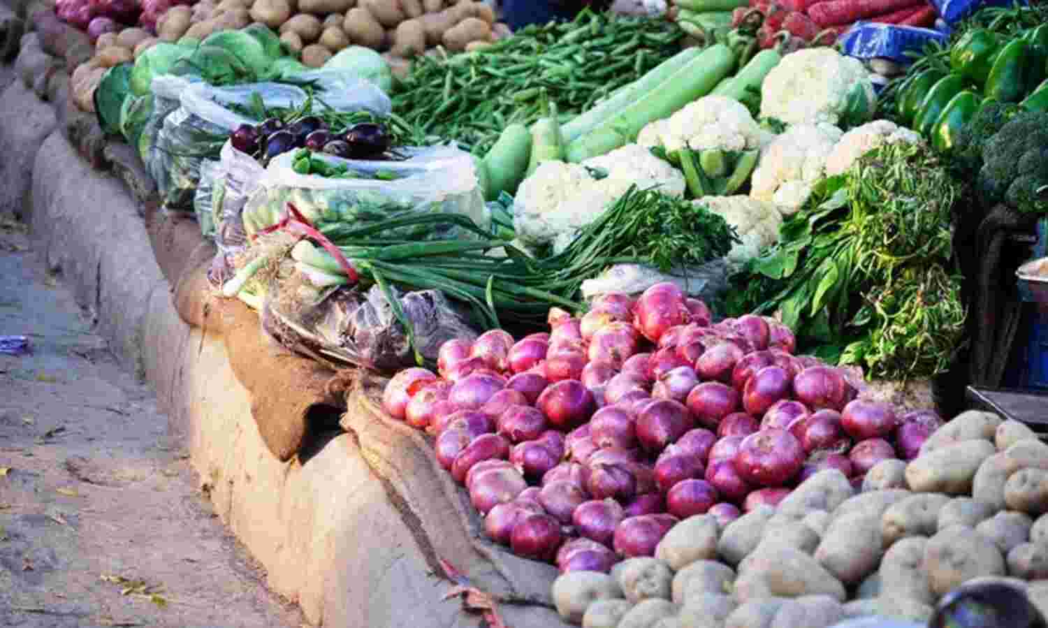 सेब के भाव बिक रहा है टमाटर, आलू और प्याज