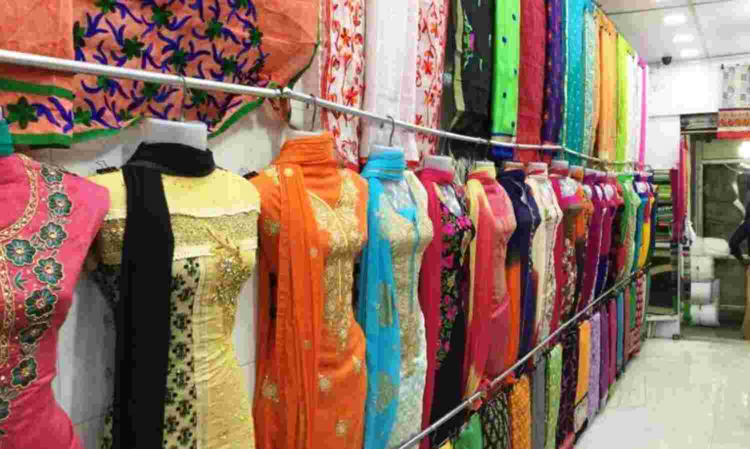 दाम बढ़ाकर 70 प्रतिशत की छूट पर बेच रहे हैं कपड़े
