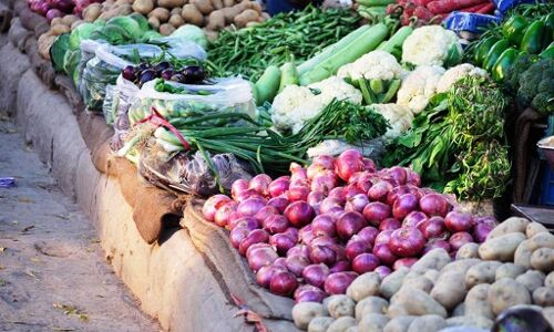 सेब के भाव बिक रहा है टमाटर, आलू और प्याज