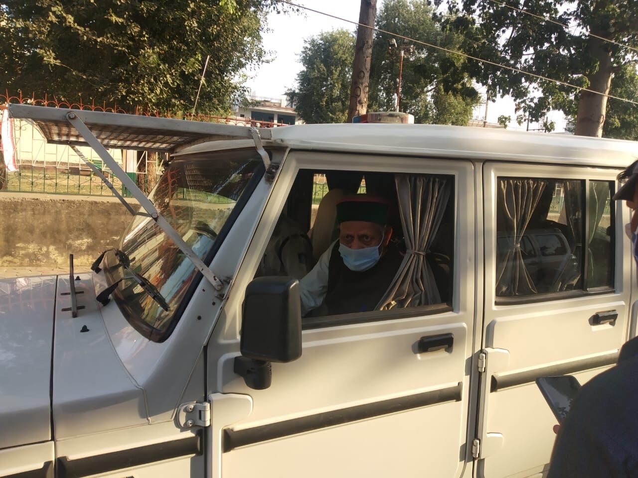 पुलिस ने ग्वालियर पूर्व से भाजपा प्रत्याशी मुन्नालाल गोयल को अपनी गाड़ी में बैठाया