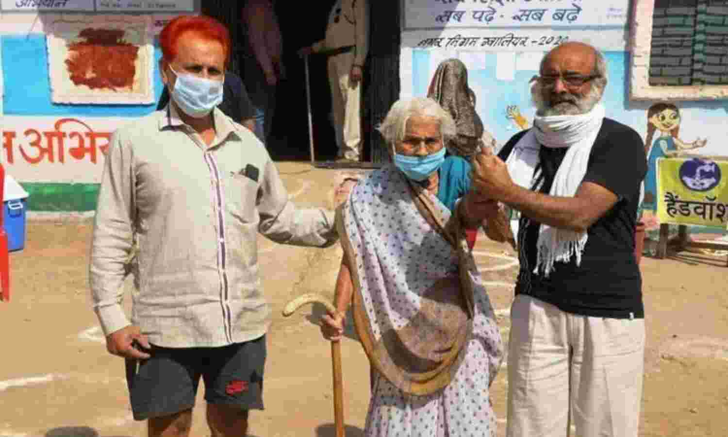 कोरोना पर भारी उत्साह, बेटे का सहारा लेकर वोट डालने पहुंची 96 वर्षीय मां