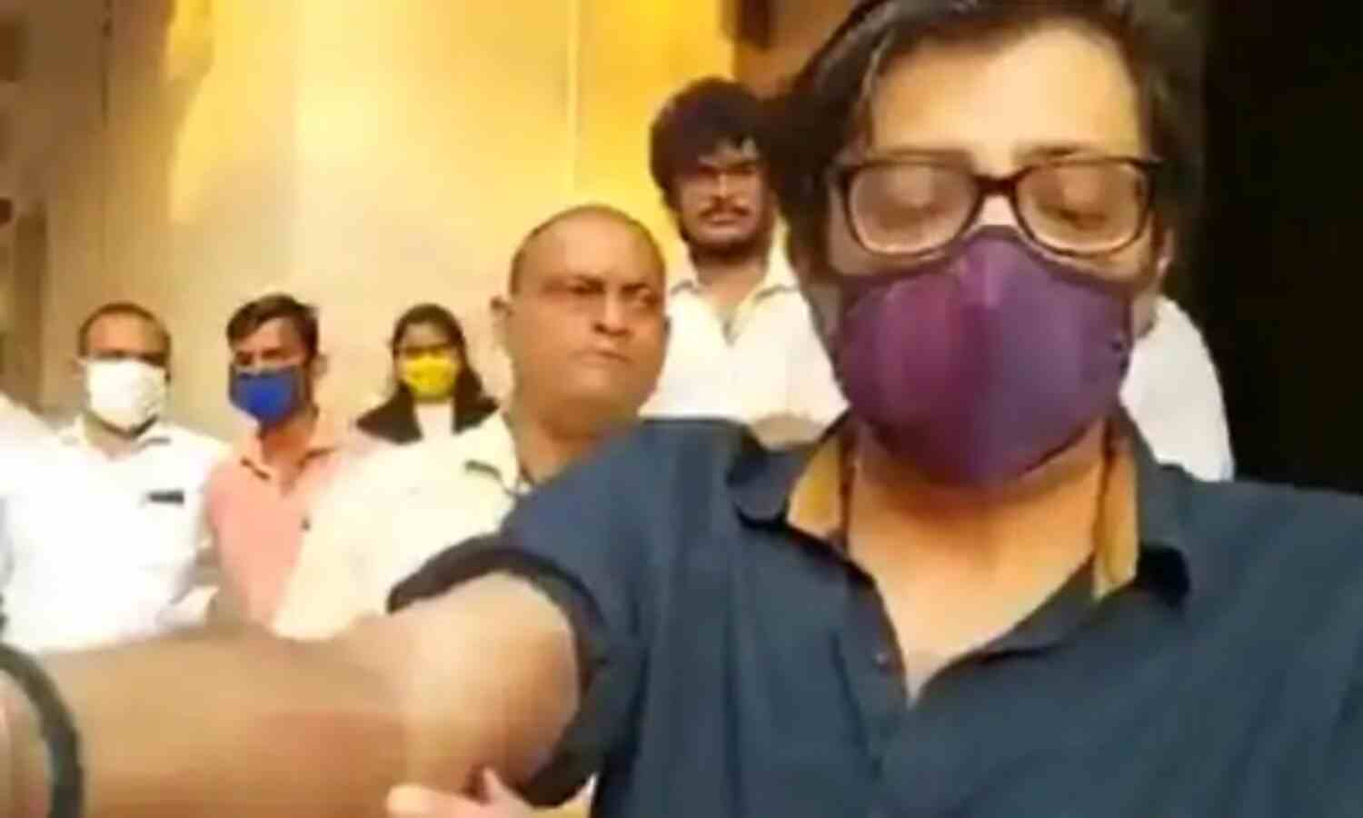 अर्नब गोस्वामी ने चोट के निशान दिखाते हुए बोले - पुलिसकर्मियों ने मुझे चारों ओर से घेरा, मेरे साथ की मारपीट