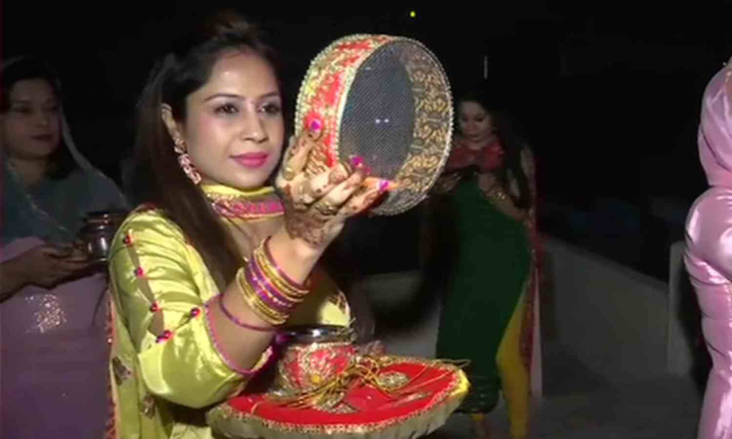 चांद के दर्शन के साथ पूरा हुआ करवा चौथ का व्रत