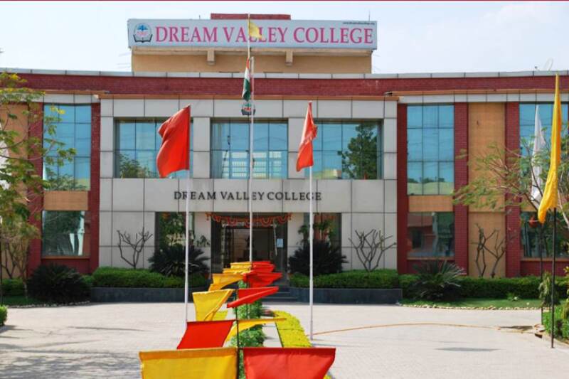 मैत्रीपूर्ण मैच में विज्ञान विभाग विजयी