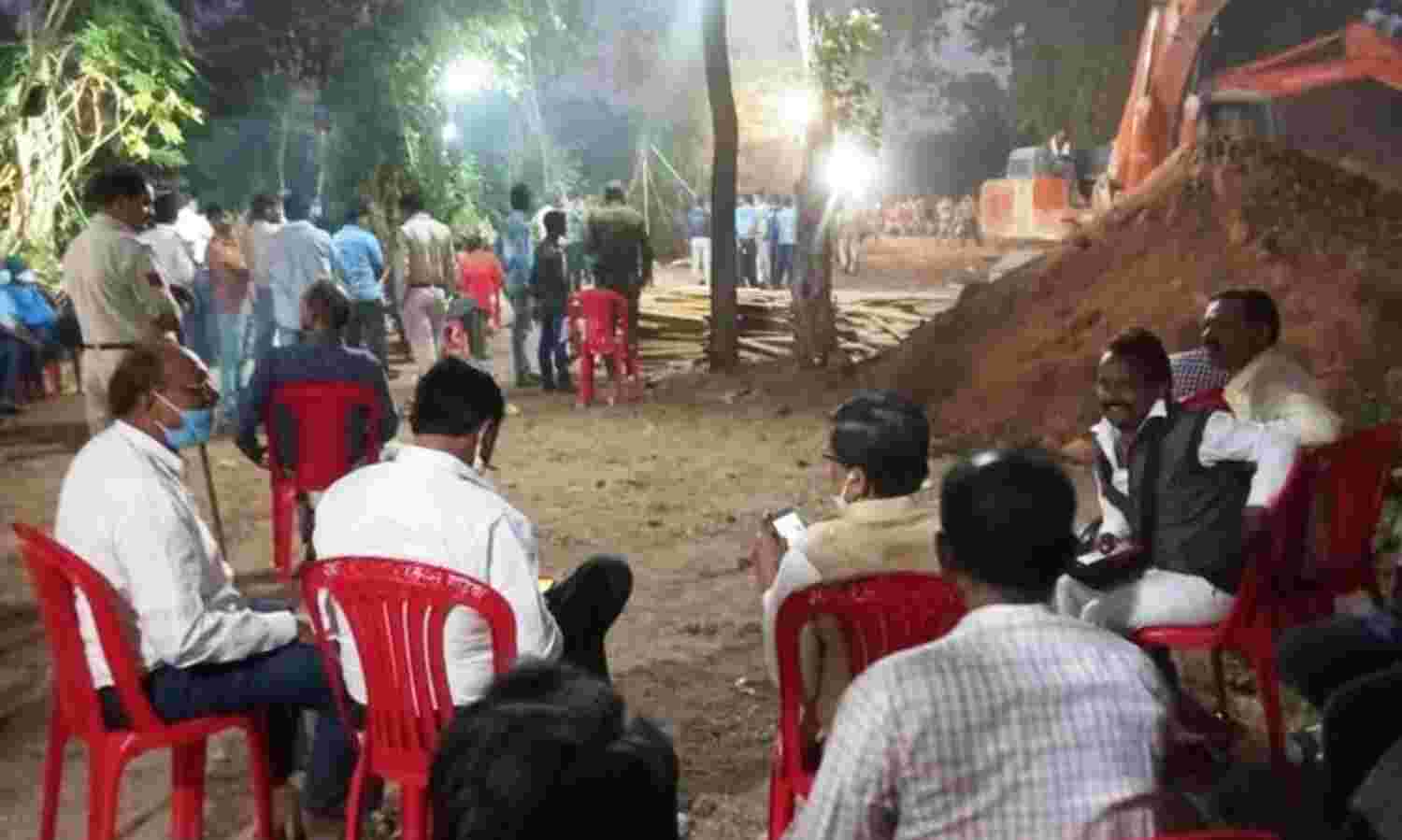 निवाड़ी : बोरवेल में फंसे बच्चे को निकलने खोदा गया 45 फीट गड्डा, रेस्क्यू जारी