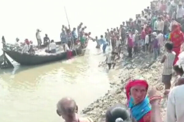 भागलपुर में यात्रियों से भरी नाव पलटी, एक की मौत, कई लापता