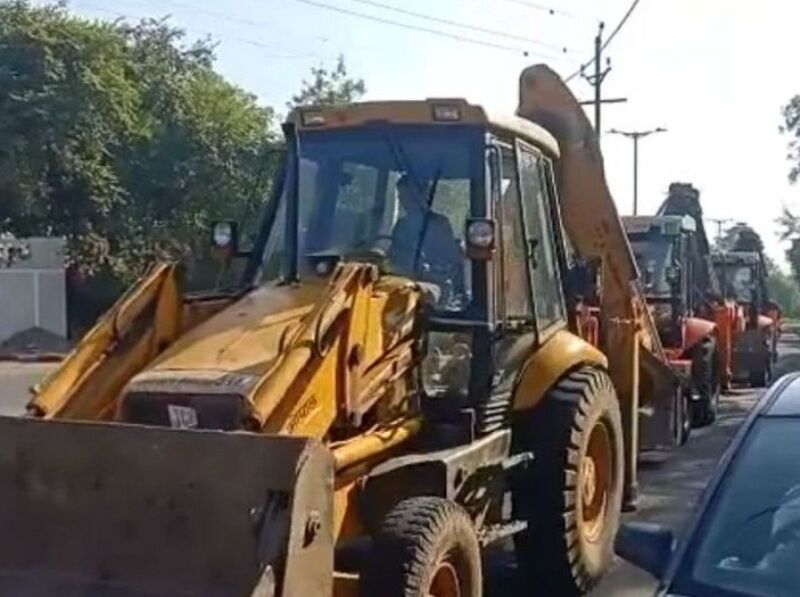 कांग्रेस विधायक मसूद के खिलाफ प्रशासन की बड़ी कार्रवाई, अवैध निर्माण तोड़ा