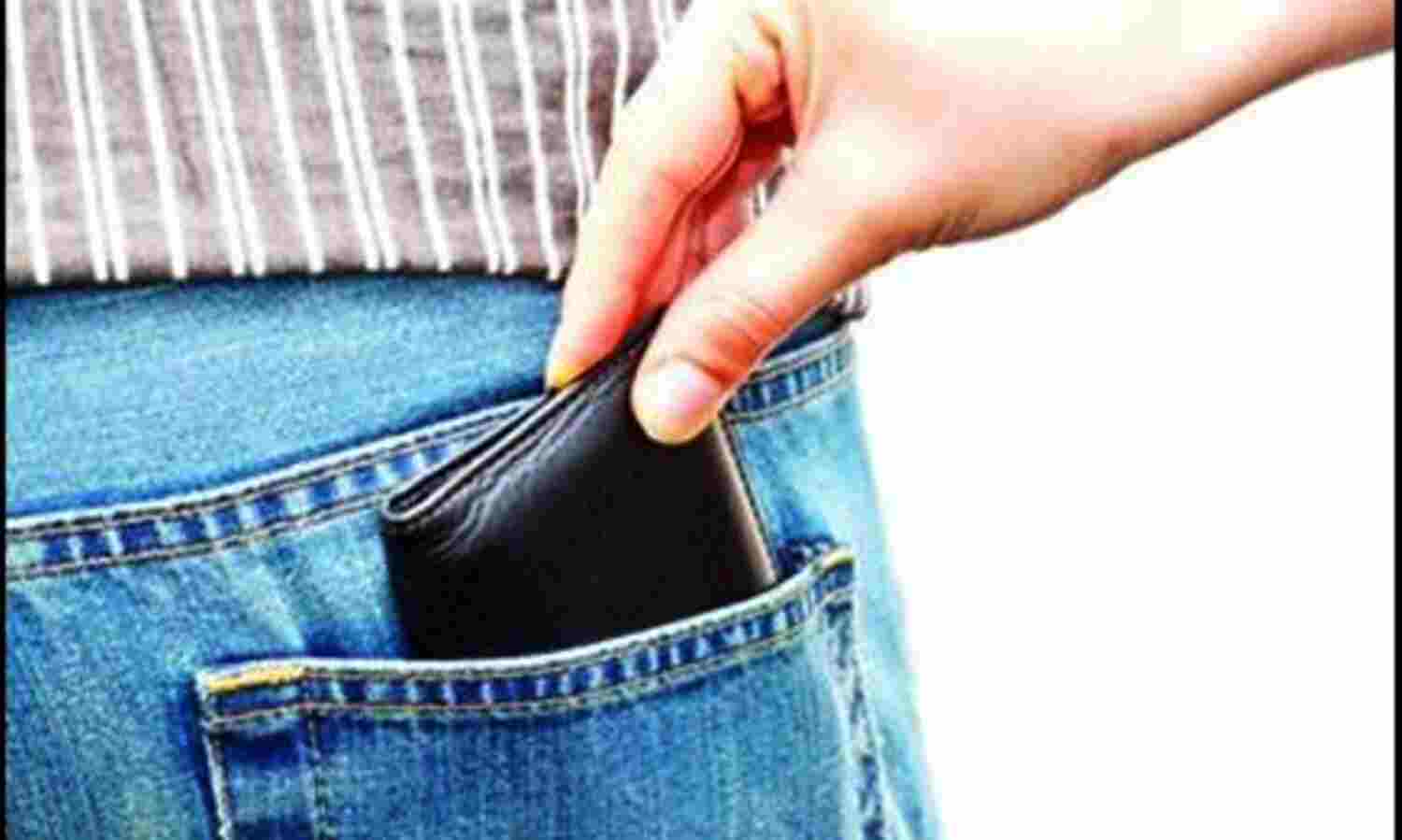 रोड़ शो में जेब से नगदी चोरी