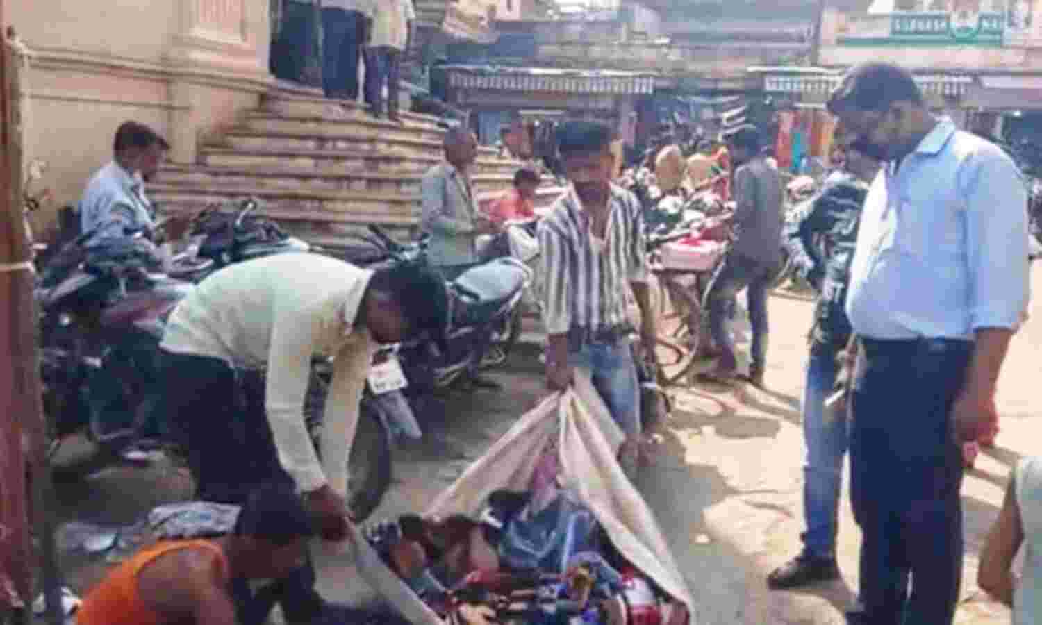 मुरार में मदाखलत की मेहरबानी, बाड़े पर पुलिस चला रही फुटपाथियों पर डंडे