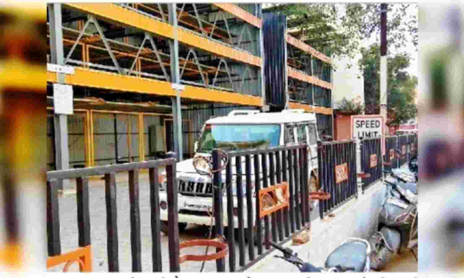 पार्किंग को छोड़ सड़कों पर खड़े थे वाहन, निगमायुक्त ने मौके पर ही कटवाए चालान