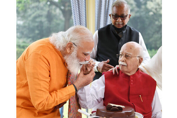 प्रधानमंत्री ने लालकृष्ण आडवाणी के जन्मदिन पर खिलाया केक, पैर छूकर लिया आशीर्वाद