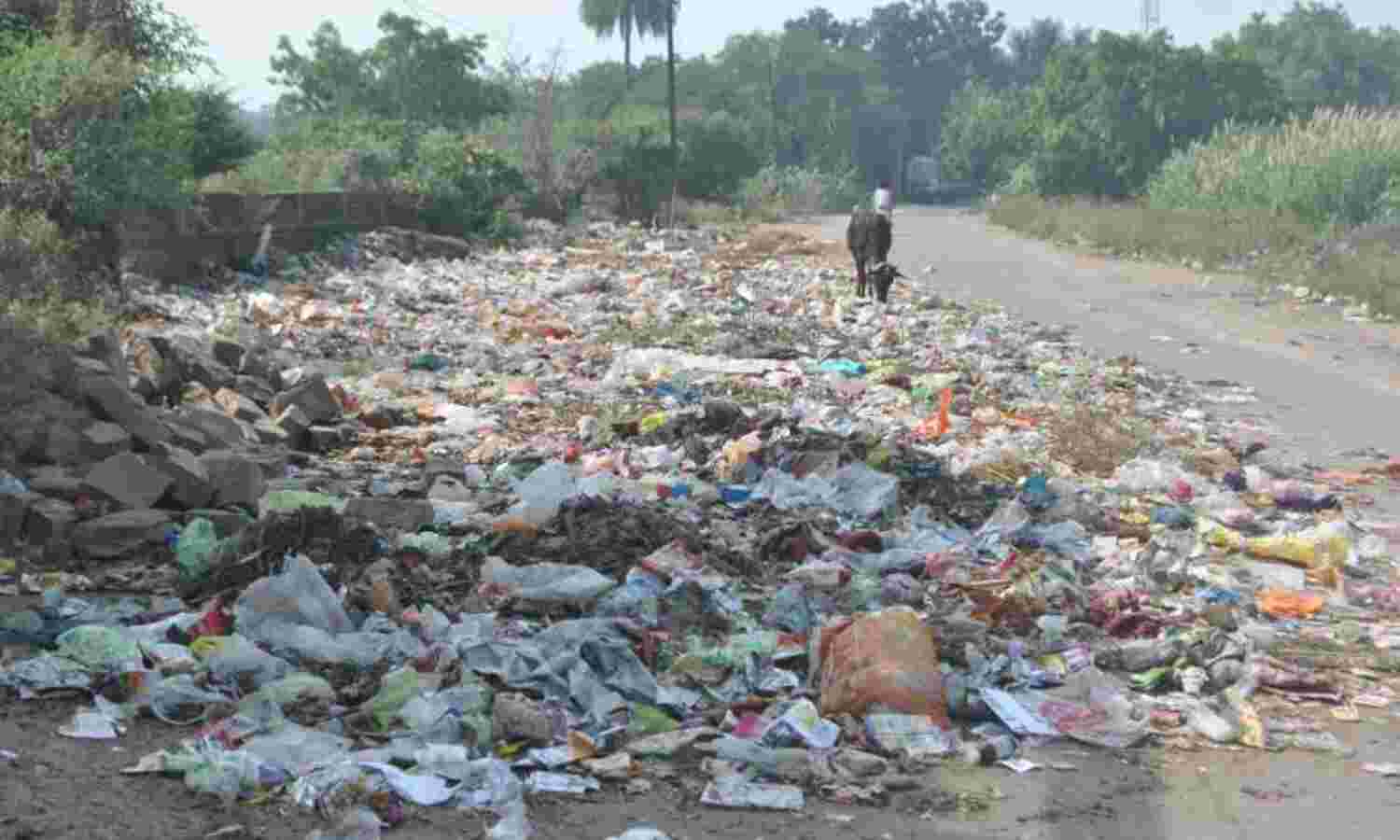 जगह-जगह फैला कचरा, त्यौहारी खुशियों के रंग में डल रहा भंग - जगह-जगह फैला कचरा, त्यौहारी खुशियों के रंग में डल रहा भंग -