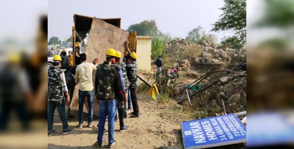 कंप्यूटर बाबा के अवैध कब्जों पर दूसरे दिन भी चला बुलडोजर कंप्यूटर बाबा के अवैध कब्जों पर दूसरे दिन भी चला बुलडोजर