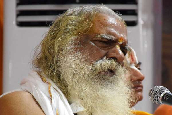 महंत नृत्य गोपालदास के सीने में दर्द की शिकायत के बाद अस्पताल में किये भर्ती