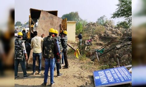 कंप्यूटर बाबा के अवैध कब्जों पर दूसरे दिन भी चला बुलडोजर