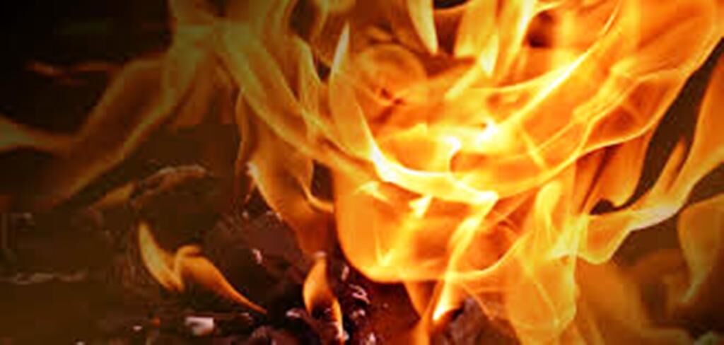 पति-पत्नी पर पेट्रोल डालकर साहूकार ने जलाया, बेटी भी झुलसी पति-पत्नी पर पेट्रोल डालकर साहूकार ने जलाया, बेटी भी झुलसी