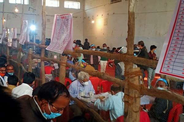 उप्र में 6 सीटों पर भाजपा और एक सीट पर निर्दलीय प्रत्याशी आगे