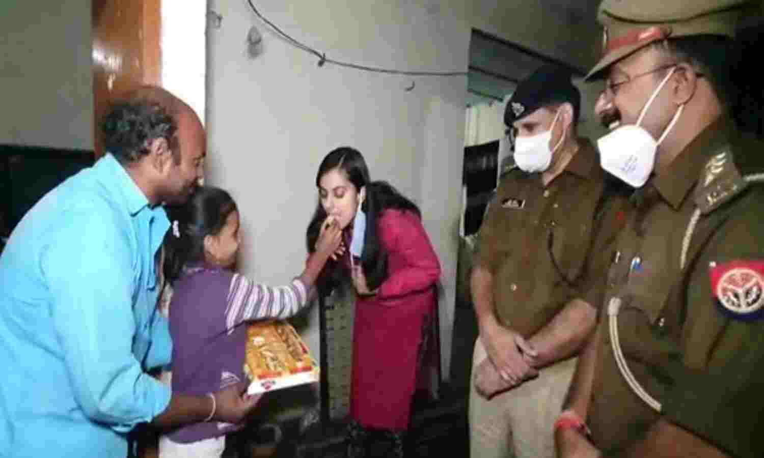 उत्तर प्रदेश : सीएम योगी ने बेटी के आंसू पर लिया संज्ञान, पटाखा विक्रेता पिता को पुलिस ने छोड़ा, अफसरों ने घर जाकर दी मिठाई