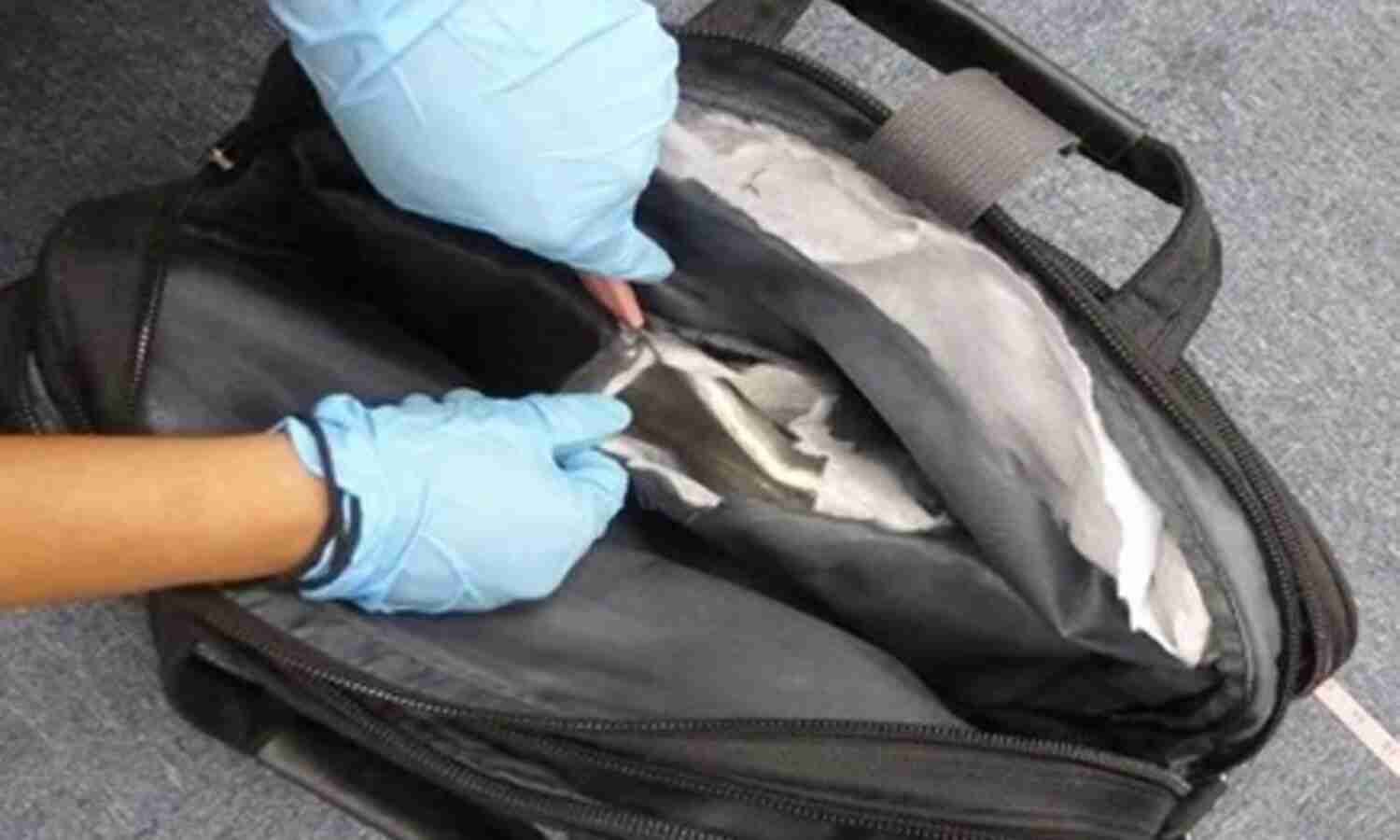 युवक को मिला बैग पुलिस को लौटाया