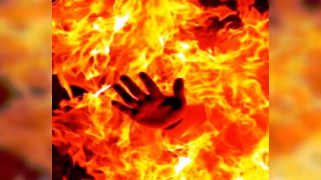 आग लगाकर रेलवे कर्मचारी ने की आत्महत्या