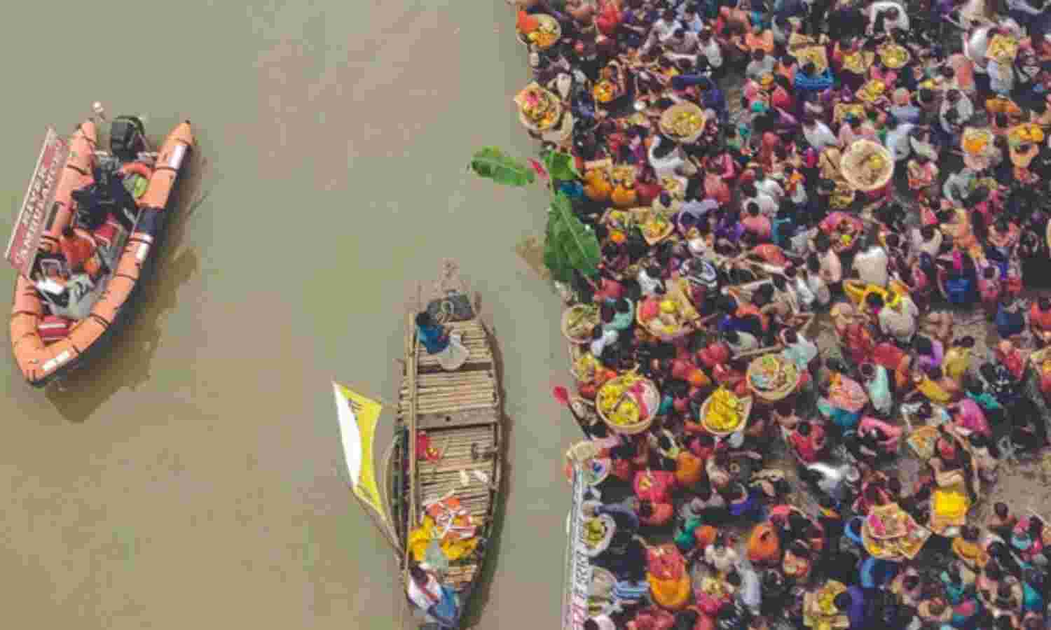 चार दिवसीय छठ पर्व आज से शुरू, श्रद्धालुओं ने किया गंगा नदी में स्नान