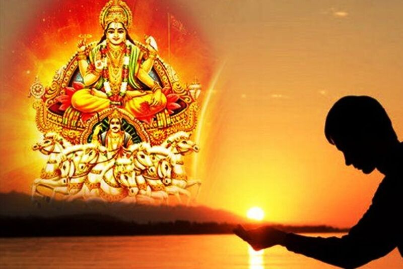 छठव्रतियों ने डूबते सूर्य को दिया अर्घ्य