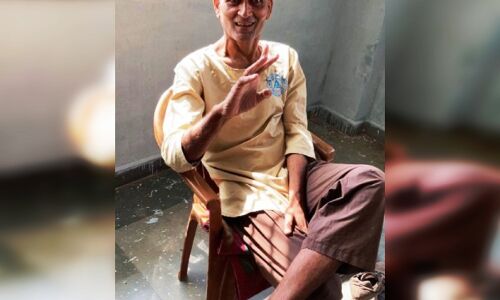 मनीष का परिवार उसकी दयनीय दशा से व्यथित