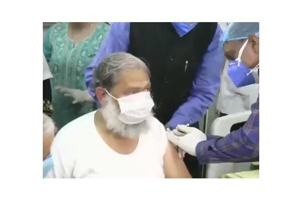 स्वास्थ्य मंत्री अनिल विज ने सबसे पहले अंबाला में लगवाया टीका