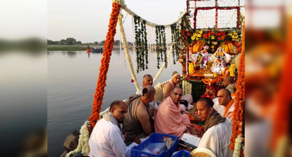 राधा वृन्दावन चंद्र ने किया यमुना जी में नौका विहार