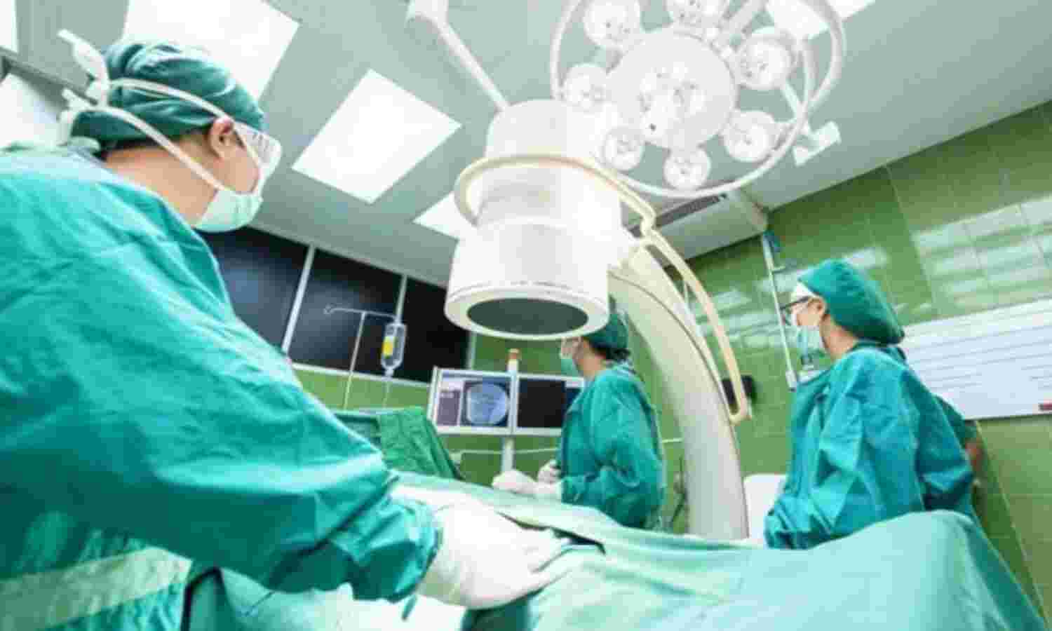 सीएमओ की छापेमारी के कारण यूट्रस का ऑपरेशन बीच में छोड़कर भागीं डॉक्टर, ओटी टेबल पर तड़पती रही मरीज