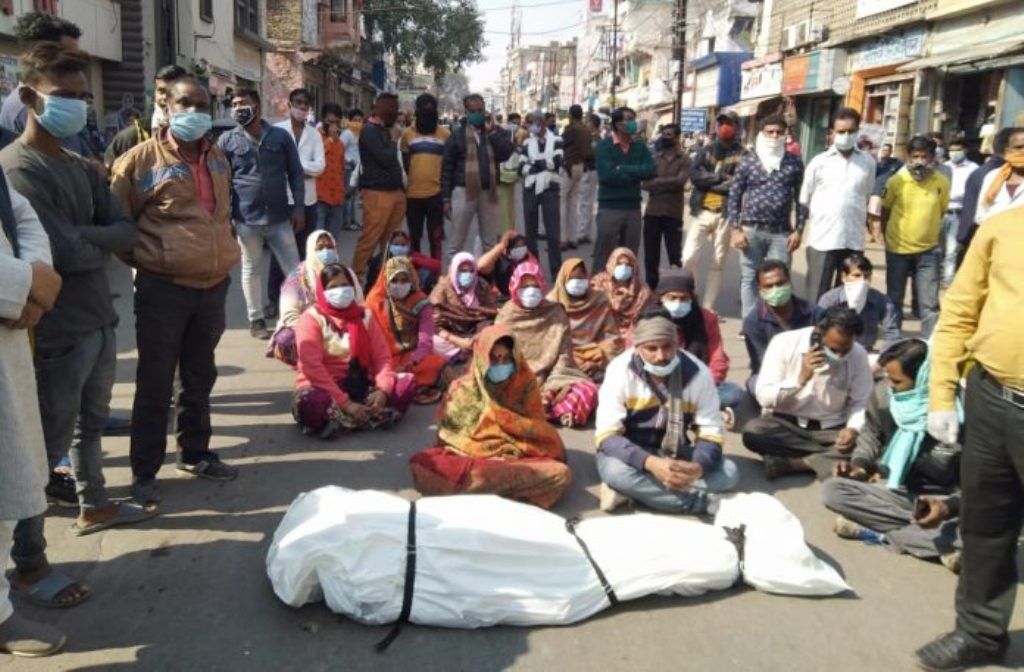 सुपरस्पेश्लिटी अस्पताल की आग में झुलसे मरीज की मौत, परिजनों ने किया चक्का जाम