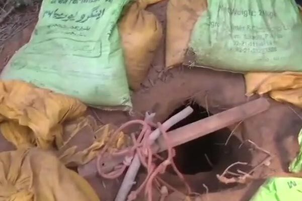 सांबा सेक्टर पर मिली सुरंग, नगरोटा एनकाउंटर के आतंकियों ने यहीं से की थी घुसपैठ सांबा सेक्टर पर मिली सुरंग, नगरोटा एनकाउंटर के आतंकियों ने यहीं से की थी घुसपैठ