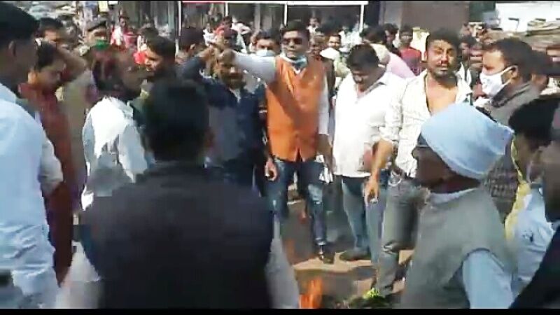 पुतला दहन करने वाले कांग्रेसियों पर मामले दर्ज