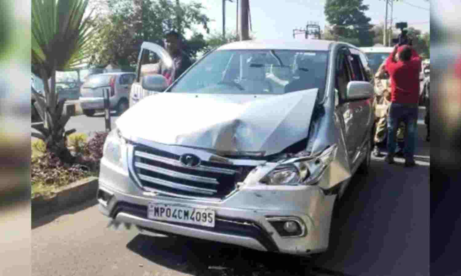 पूर्व मुख्यमंत्री कमलनाथ के काफिले के वाहन मीडिया वाहनों से टकराये