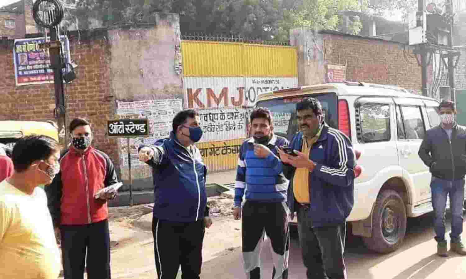 निगमायुक्त माकिन उतरे सड़कों पर, जाम में बाधक गाड़ियों को किया जब्त, लगाया जुर्माना